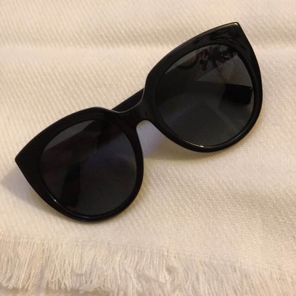 FENDI sun glasses - Picture 1 of 5